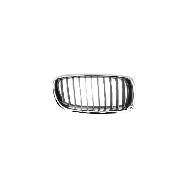 Grille de calandre argent avec moulure chrome côté passager Grille de calandre argent avec moulure chrome côté passager