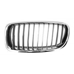 Grille de calandre argent avec moulure chrome côté chauffeur