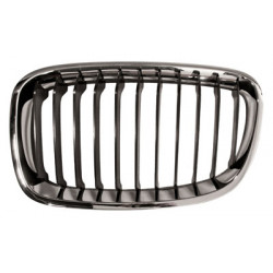 Grille de calandre noir avec cadre chrome côté chauffeur
