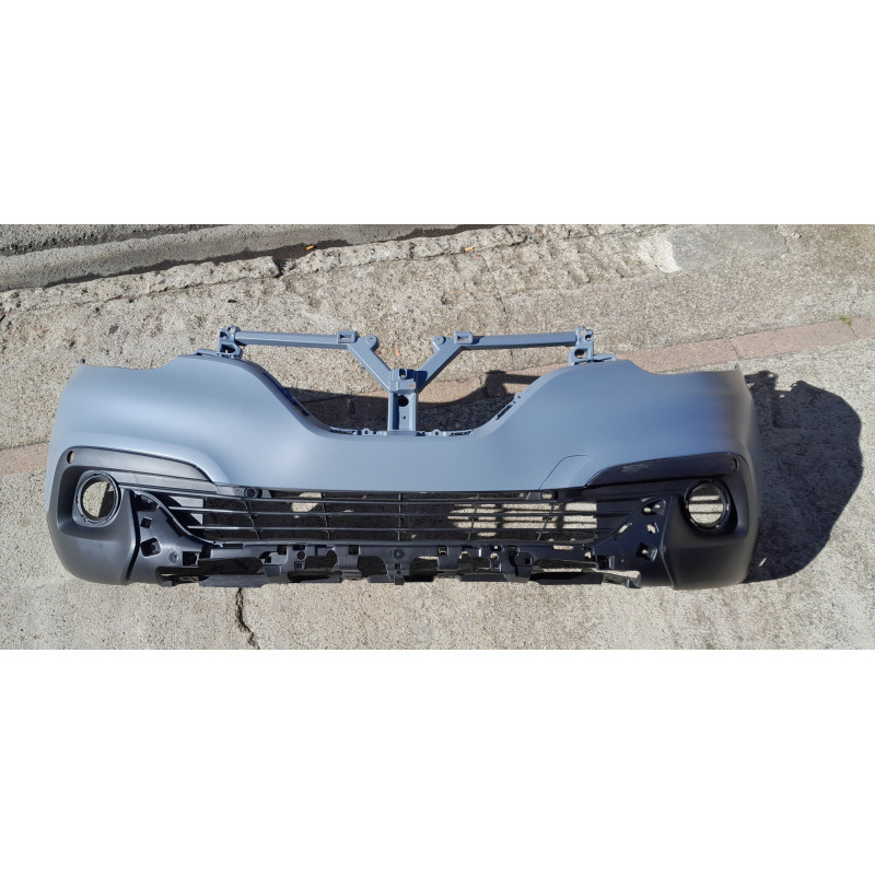 Pare-chocs avant partiellement apprêté avec 6 trous radars- rayé dans la partie